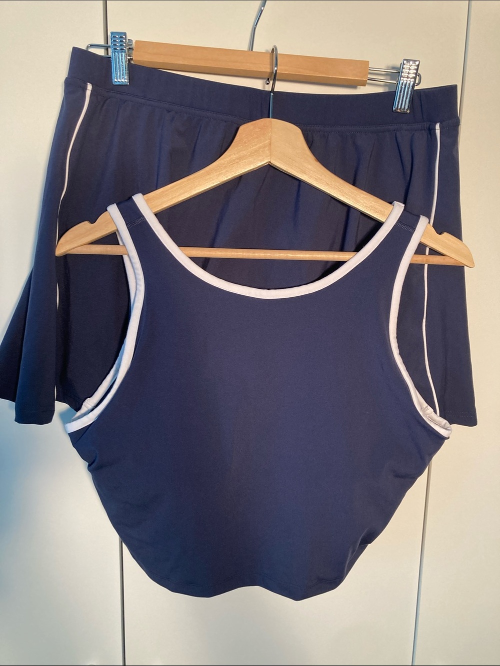 Yogalicious nudetech spin star set Navy top with bra skort White Trim XL